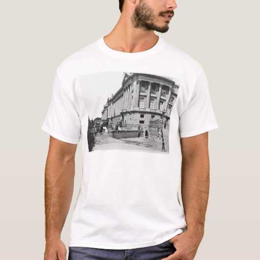 パリのコミューンの間のバリケード Tシャツ (正面)
