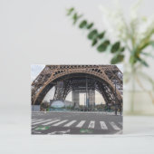 パリのコロナウイルス封鎖中のエッフェル塔 ポストカード (スタンド正面)