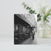 パリのストリートカフェのモノクロ写真 ポストカード (スタンド正面)