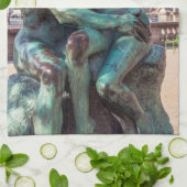 パリのチュイルリーでオーガスト・ロダンのキス キッチンタオル (折り畳み)