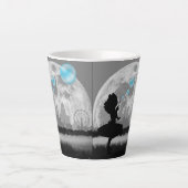 パリの少女が青い泡を作るマグカップ カフェラテマグ (正面)