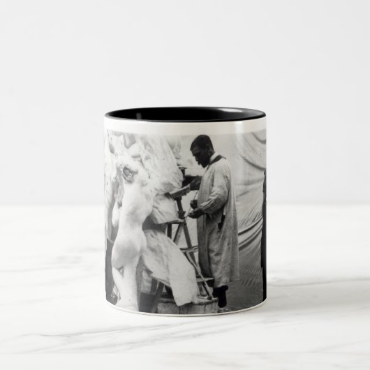 パリの彼のスタジオのオーギュスト・ロダン ツートーンマグカップ (中央)