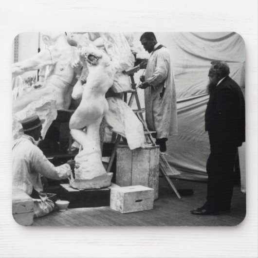 パリの彼のスタジオのオーギュスト・ロダン マウスパッド (正面)