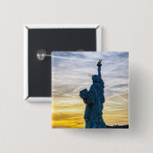 パリの自由の女神のレプリカに関する夕日 缶バッジ (正面&裏面)