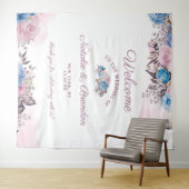 パリジャンチャームブルー&ピンクフローラ結婚ズウェルカム タペストリー (インサイチュ(横))