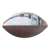 パリスサッカーエッフェルタワーで気球を持つ女性 アメリカンフットボール (回転90)