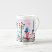 パリマグカップエッフェルタワーでピンク色の気球を持つ女性 ボーンチャイナマグカップ (正面右)