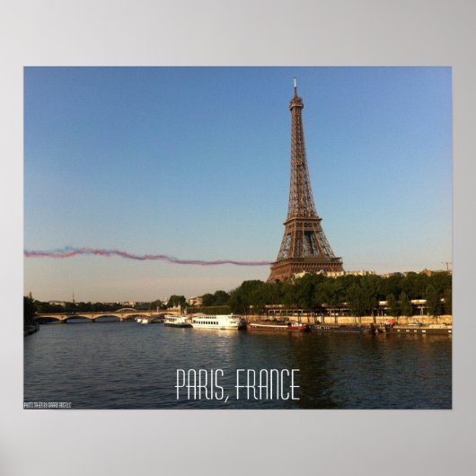 パリ，フランス – スカイライターがエッフェルタワーのそばを飛ぶ ポスター (正面)