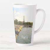 パリ。フランス。ポントアレクサンドレ3  カフェラテマグ (右)