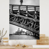 パルクールアスリートはヴェネツィアの橋に立つ ポスター (キッチン)