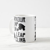 パルクールシャツ - ジャンプ 走る 跳躍 登る コーヒーマグカップ (正面左)