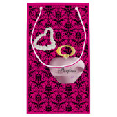 パルフム&パールズマザーズデイ抱き枕ピンクダマスク スモールペーパーバッグ (裏面)