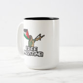 パレスチナ自治政府の子どもの旗を掲げるパレスチナの自由 ツートーンマグカップ (正面左)