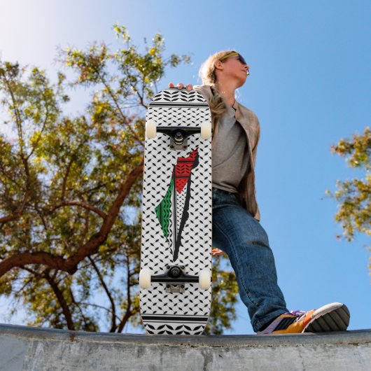 パレスティナ国旗とケフィヨンパターンの地図 スケートボード (室外1)