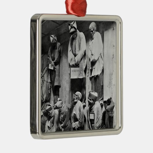 パレルモ、イタリアの地下墓地のミイラ メタルオーナメント (右)