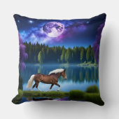 パロミノのベルギーホースの下の紫の星空 クッション (正面)