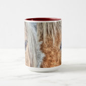 パロミノ馬の目の写真を飲むマグカップ マグカップ (中央)