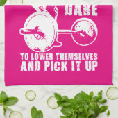 パワー。女性の重量挙げトレーニング やる気を起こさせる キッチンタオル (折り畳み)