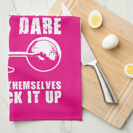 パワー。女性の重量挙げトレーニング やる気を起こさせる キッチンタオル (四つ折り)