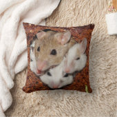 パンの穴に住むかわいいねずみの家族 クッション (ブランケット)