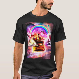 パンを食べながらミルクシェイクを飲むカバに乗った猫 Tシャツ