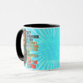 パンアフリカの鮮やかな色彩で表現された力強い黒人女性 マグカップ (正面左)