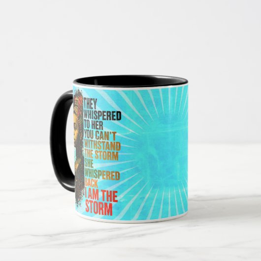 パンアフリカの鮮やかな色彩で表現された力強い黒人女性 マグカップ (正面左)