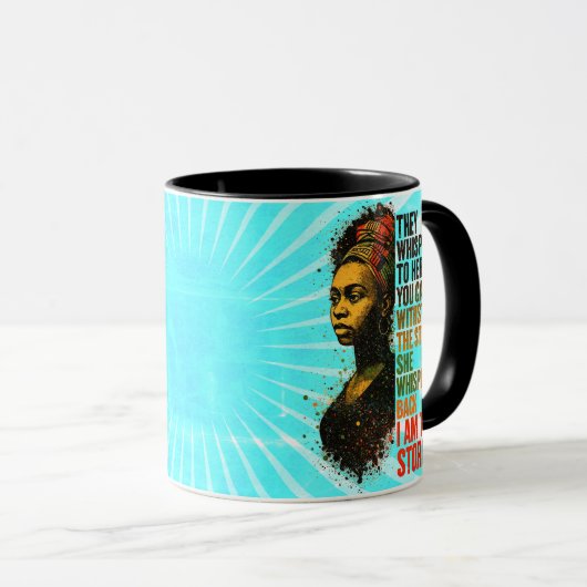 パンアフリカの鮮やかな色彩で表現された力強い黒人女性 マグカップ (正面右)