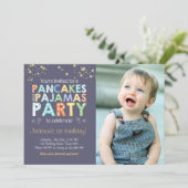 パンケーキおよびパジャマの誕生日の招待の男の子の青 招待状 (スタンド正面)