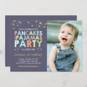 パンケーキおよびパジャマの誕生日の招待の男の子の青 招待状 (正面/裏面)