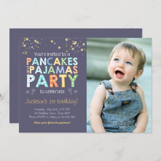 パンケーキおよびパジャマの誕生日の招待の男の子の青 招待状 (正面/裏面)