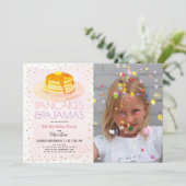 パンケーキ&パジャマスピンク金ゴールドガールフォト誕生日 招待状 (スタンド正面)