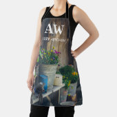 パンジーが飾られたカントリーハウス鮮やかポーチ エプロン (インサイチュ)