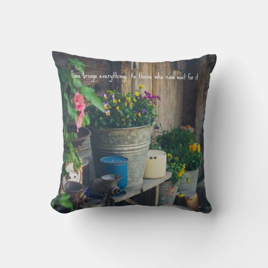 パンジーが飾られたカントリーハウス鮮やかポーチ クッション (正面)