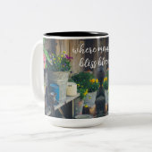 パンジーが飾られたカントリーハウス鮮やかポーチ ツートーンマグカップ (正面左)