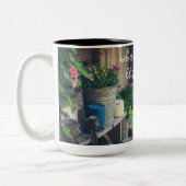 パンジーが飾られたカントリーハウス鮮やかポーチ ツートーンマグカップ (左)