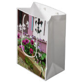 パンジーとフルーアデリス – Martha's Vineヤード ミディアムペーパーバッグ (正面アングル)