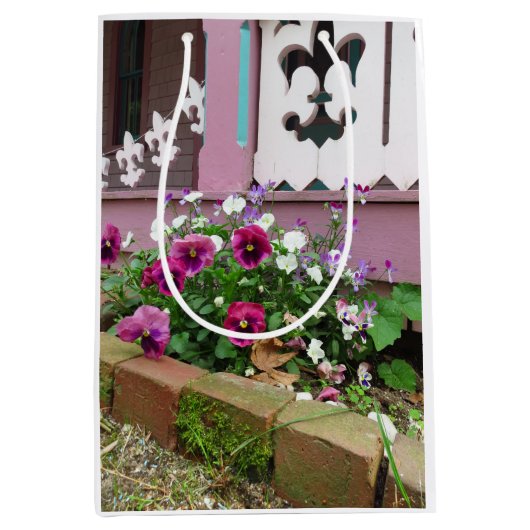 パンジーとフルーアデリス – Martha's Vineヤード ミディアムペーパーバッグ (正面)