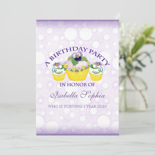 パンジーのカップケーキの女の子の誕生日のパーティの招待状 招待状 (スタンド正面)