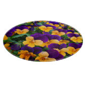 パンジー開花:ガーデン美しいクローズアップ。 カッティングボード (角)