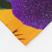 パンジー開花：ガーデン美しいクローズアップ。 フリースブランケット (角)