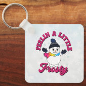 パンセクシャル旗の色にスカーフを付けたかわいい雪だるま キーホルダー (正面)