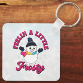 パンセクシャル旗の色にスカーフを付けたかわいい雪だるま キーホルダー (裏面)