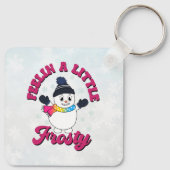 パンセクシャル旗の色にスカーフを付けたかわいい雪だるま キーホルダー (裏面)