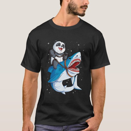 パンダがサメに乗るスペース銀河のジョーゾムデザイン Tシャツ (正面)