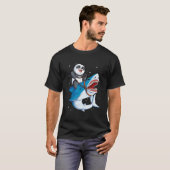 パンダがサメに乗るスペース銀河のジョーゾムデザイン Tシャツ (正面フル)