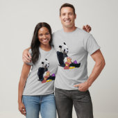 パンダがジャンクフードを食べるTシャツ Tシャツ (ユニセックス)