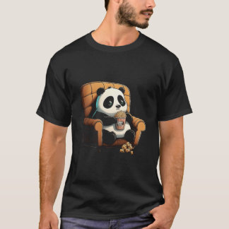パンダがソファでポップコーンを食べている Tシャツ