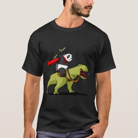 パンダがティラノサウルスに乗る Tシャツ (正面)