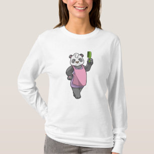 パンダがヘアデザイナーとしてコームを使用 Tシャツ
